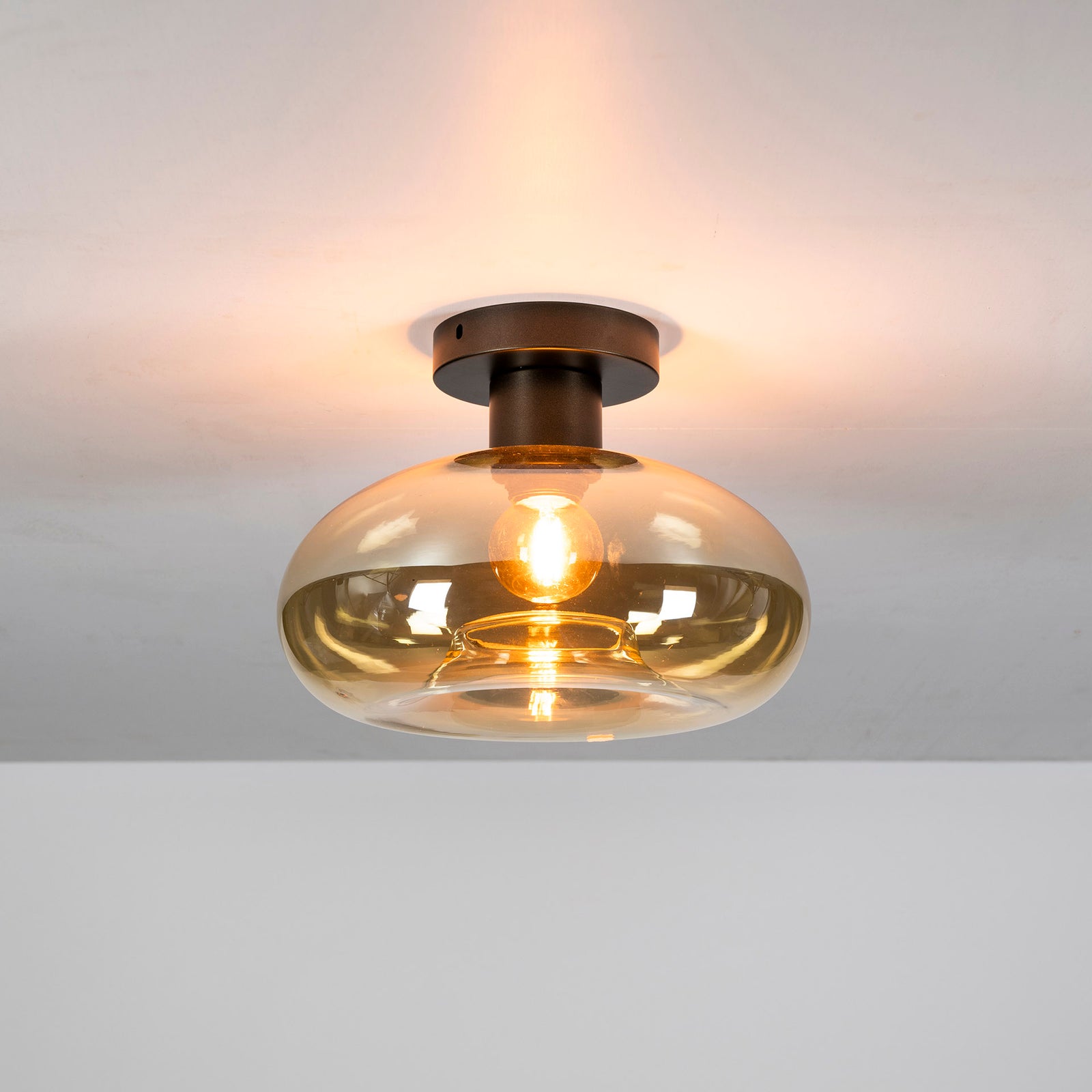 Produktbillede af Iris- Plafond i ravfarvet glas Levering med pære(r) på tilbud i høj kvalitet