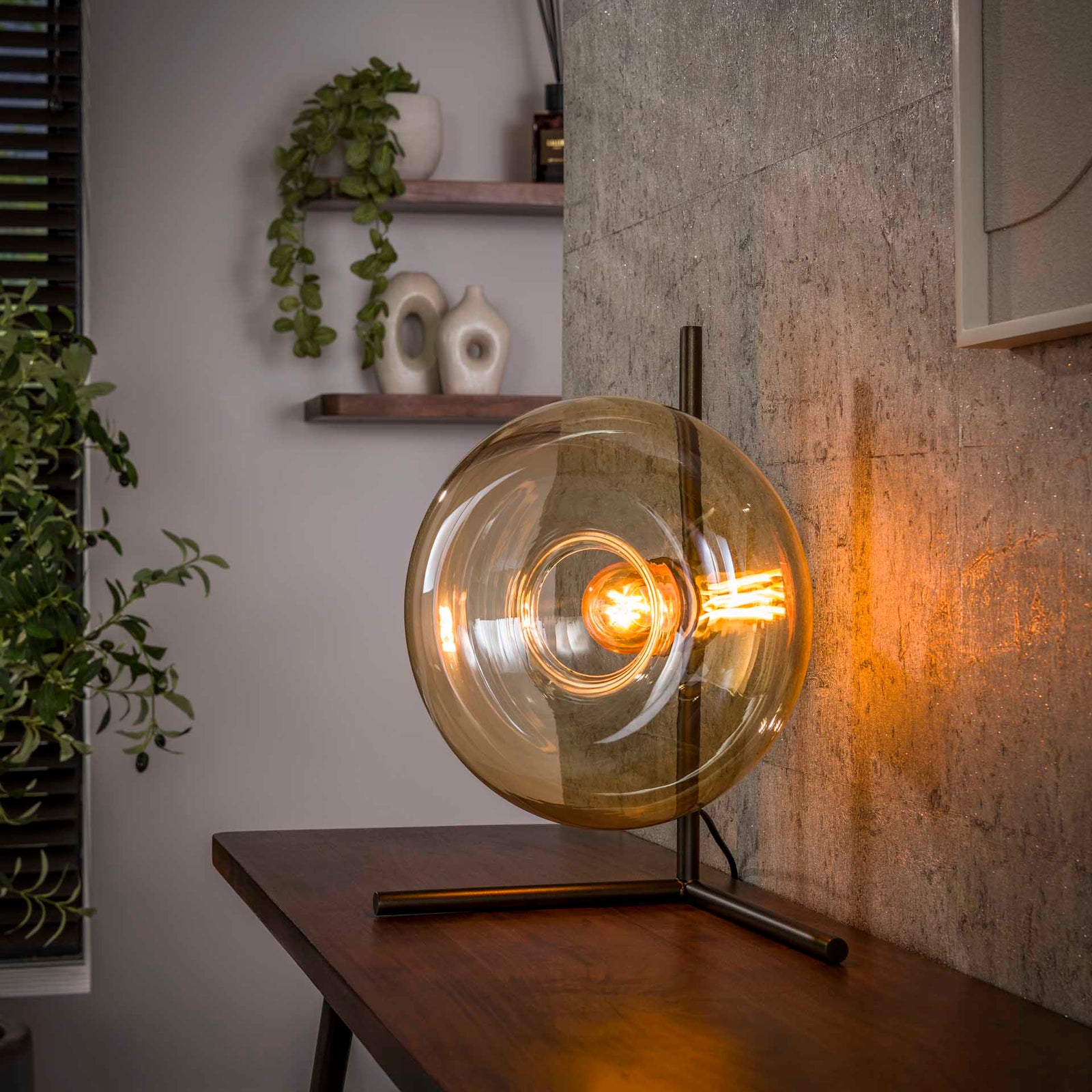 Produktbillede af Iris- Bordlampe i ravfarvet glas og bronzefarvet metal Levering uden pære på tilbud i høj kvalitet