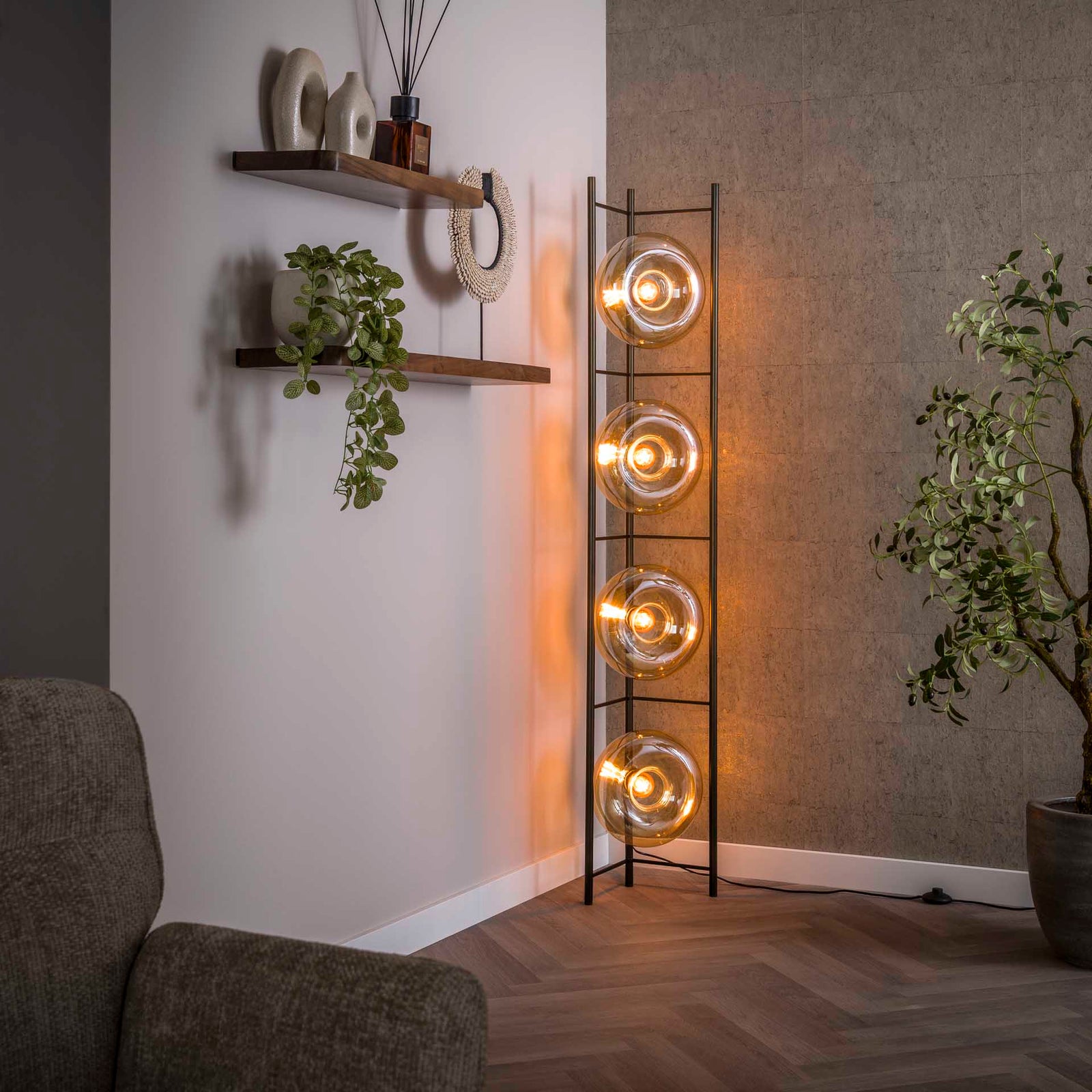 Produktbillede af Iris- Gulvlampe i ravfarvet glas og bronzefarvet metal Levering uden pære på tilbud i høj kvalitet