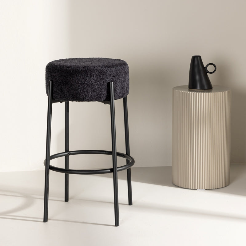 Produktbillede af Lerwick- Barstol i metal og sort boucle højde 70 cm. på tilbud i høj kvalitet