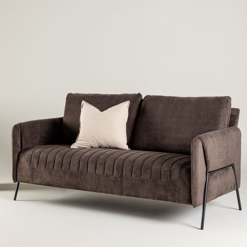 Produktbillede af Oban 2 personers sofa i brunt stof på tilbud i høj kvalitet