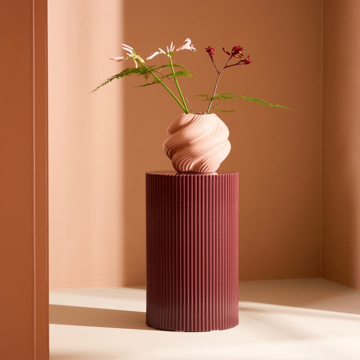 Produktbillede af Luups Sidebord/blomstersøjle i vinrød MDF diameter 30,5 cm. på tilbud i høj kvalitet