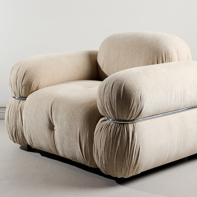 Produktbillede af Mikko Lænestol i beigestof og metal detaljer på tilbud i høj kvalitet