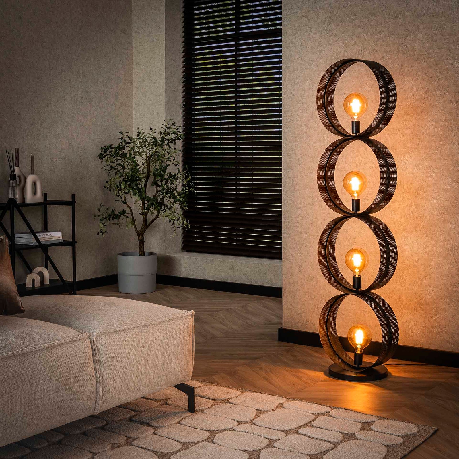 tilbud på Circulos gulvlampe med fire metalringe! Billigt udsalg på 3-nordic. Køb online nu! Hurtig levering, 1-2 hverdage. Varenummer: 3NDC-8417-7136. Spar op til 57%.