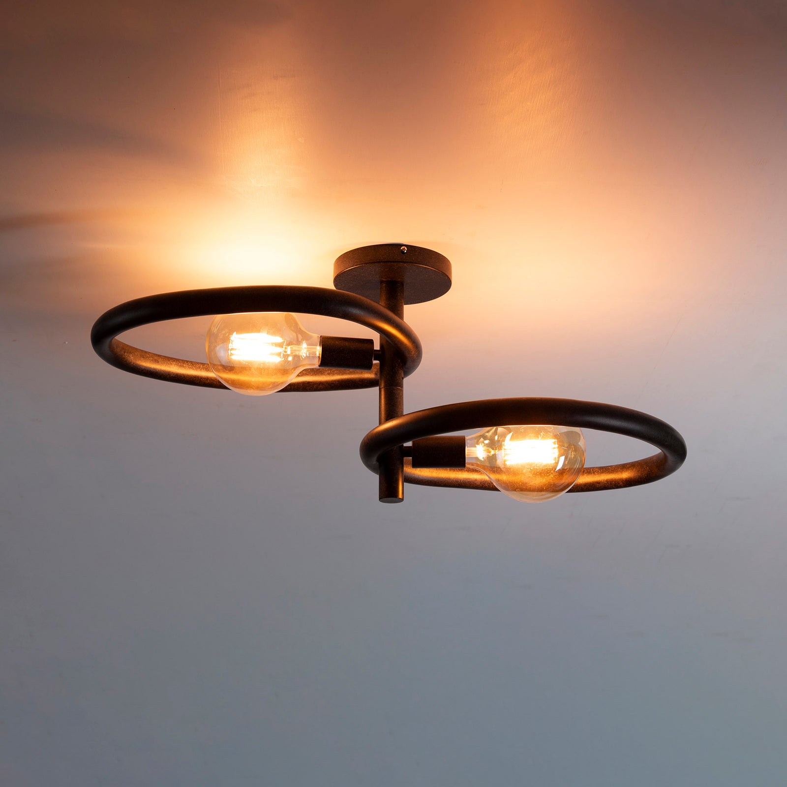 Produktbillede af Munti Plafond med to organisk formede metalringe Levering med pære(r) på tilbud i høj kvalitet