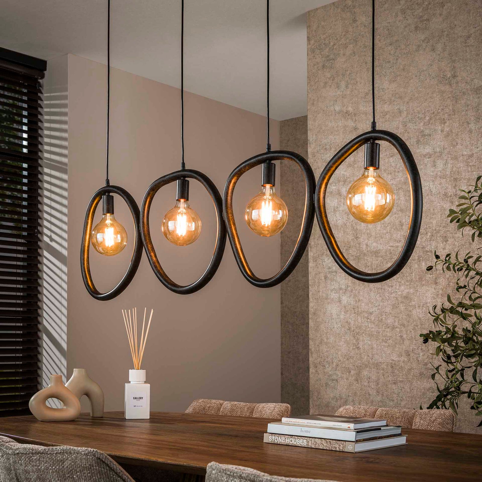 Produktbillede af Munti Loftlampe med fire organisk formede metalringe Levering uden pære på tilbud i høj kvalitet