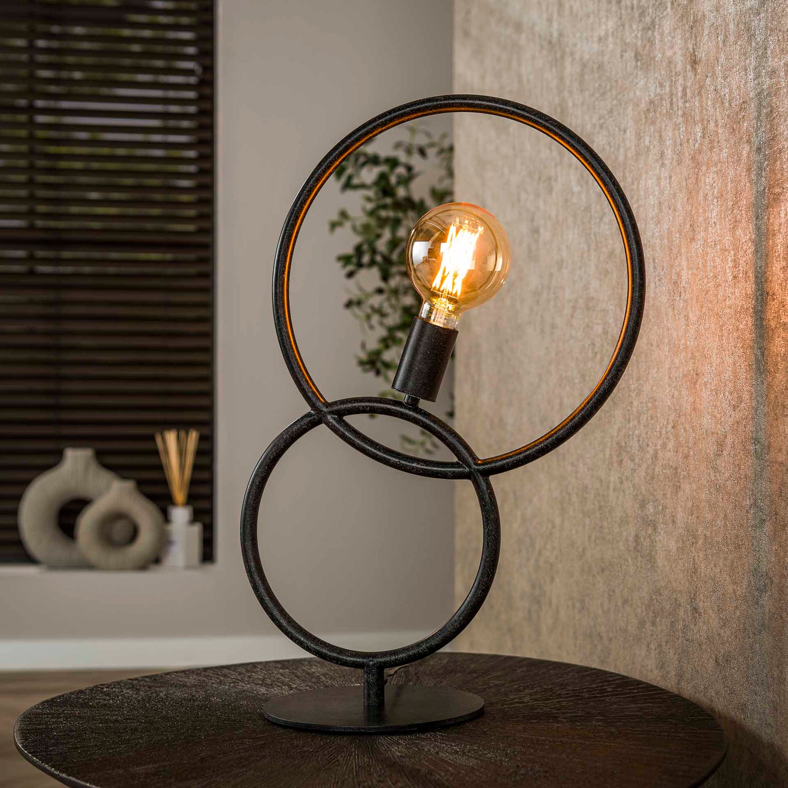 Produktbillede af Vinci Bordlampe i sort metal med to ringe Levering med pære(r) på tilbud i høj kvalitet