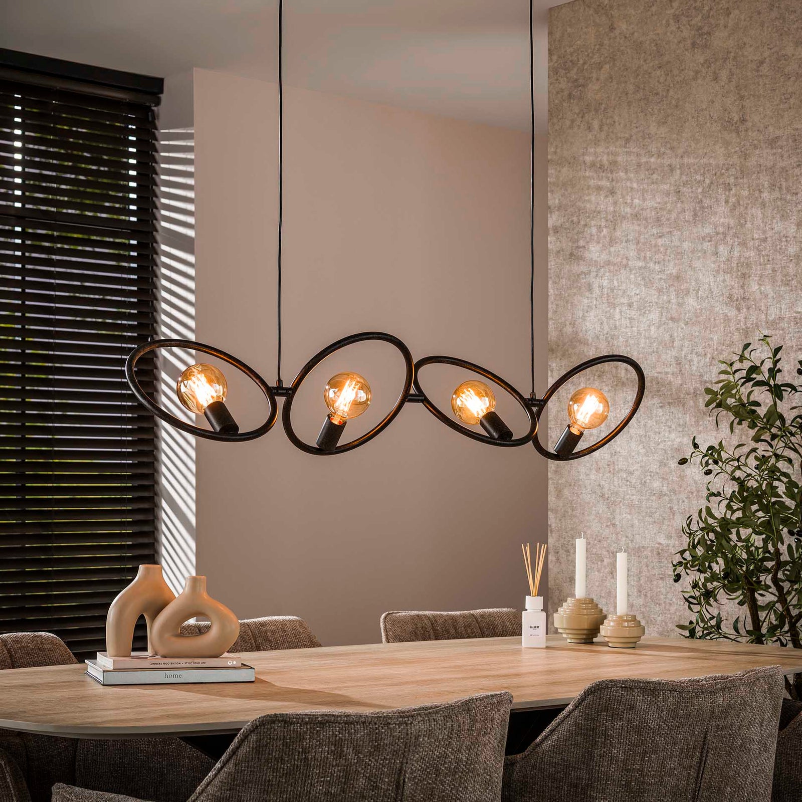 Produktbillede af Circle Loftlampe med fire metalringe Levering med pære(r) på tilbud i høj kvalitet