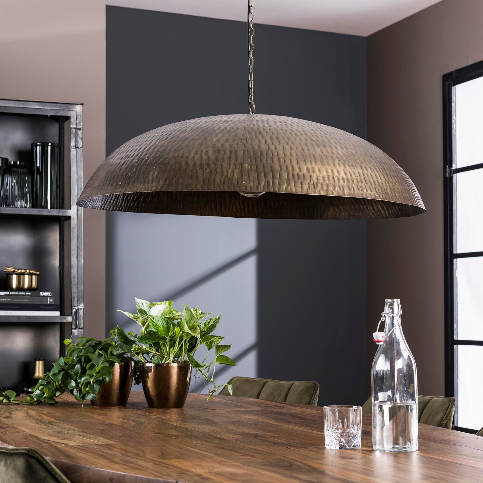 Se Bertha ⇒ Loftlampe med stor metalskærm i antik bronze ⇒ Udsalg og Tilbud Nu