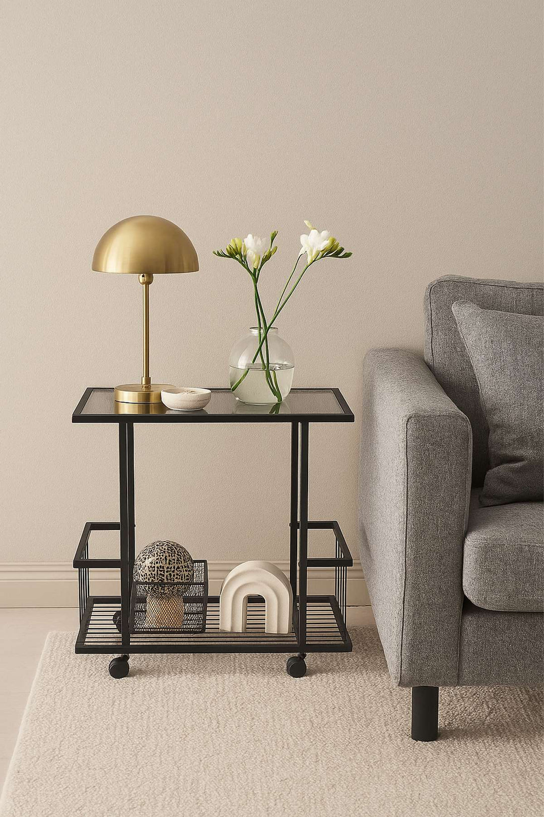 NORDVÄRK Fuji rullebord m. 1 hylde og hjul røgfarvet glas og sort metal 60x35