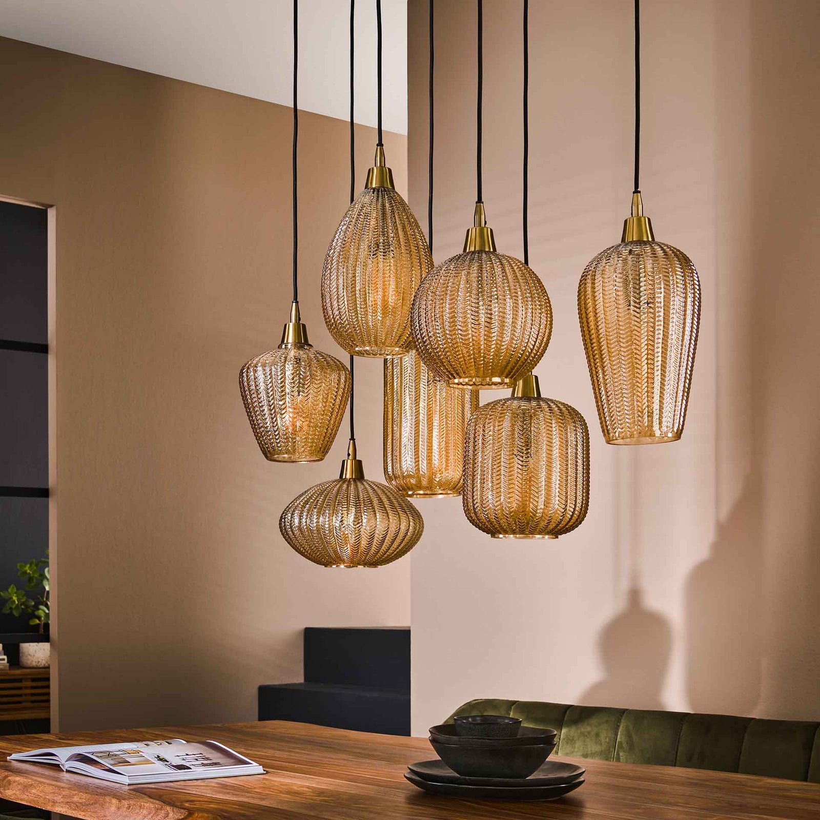 Produktbillede af Player Loftlampe med syv forskellige glaskupler i ravfarvet glas Levering med pære(r) på tilbud i høj kvalitet