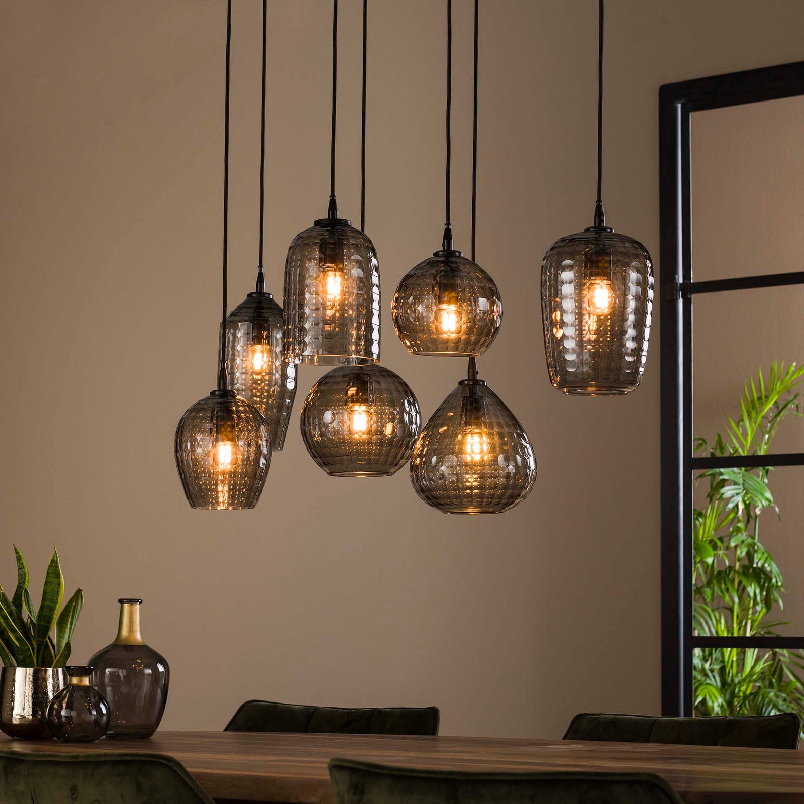 Produktbillede af Player Loftlampe med syv forskellige røgfarvede grå glaskupler Levering uden pære på tilbud i høj kvalitet