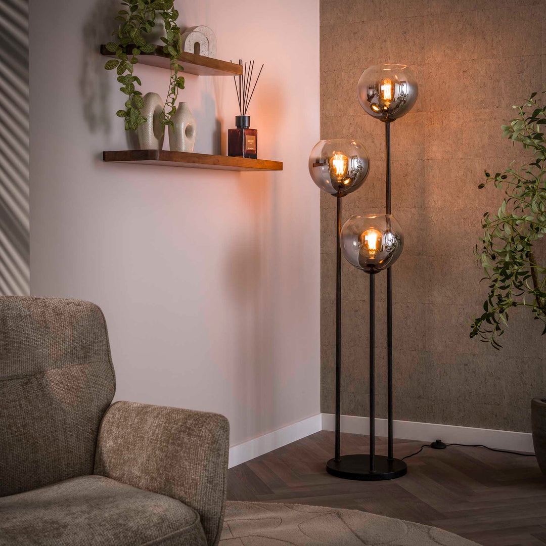 Produktbillede af Lukcy Gulvlampe med tre skærme i røget glas Levering uden pære på tilbud i høj kvalitet