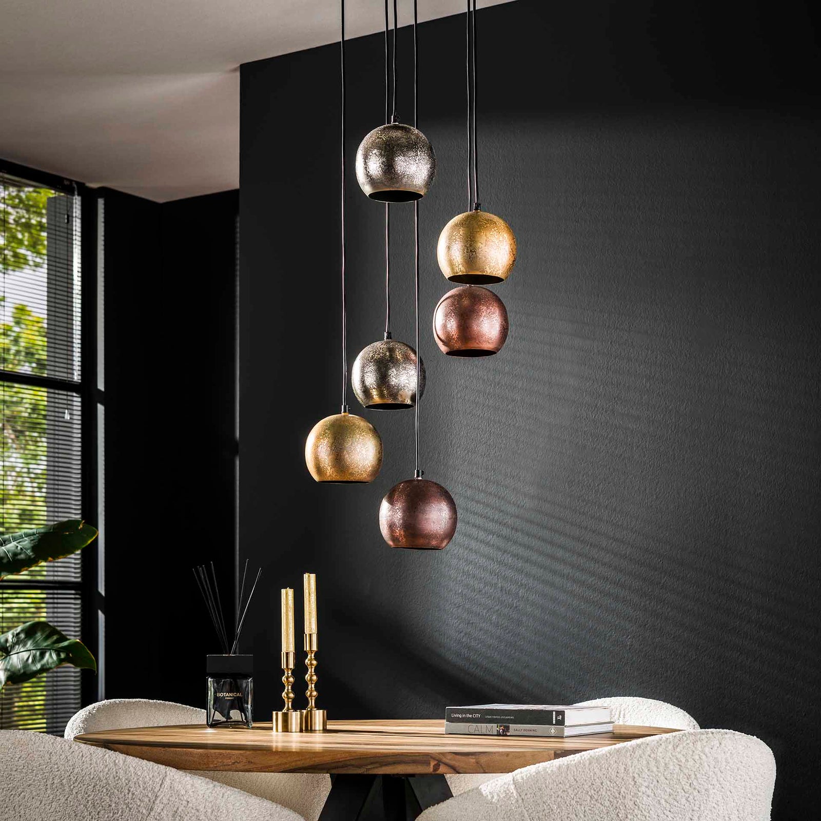 Produktbillede af Dartford Loftlampe med seks skærme i tre forskellige farver Levering uden pære på tilbud i høj kvalitet