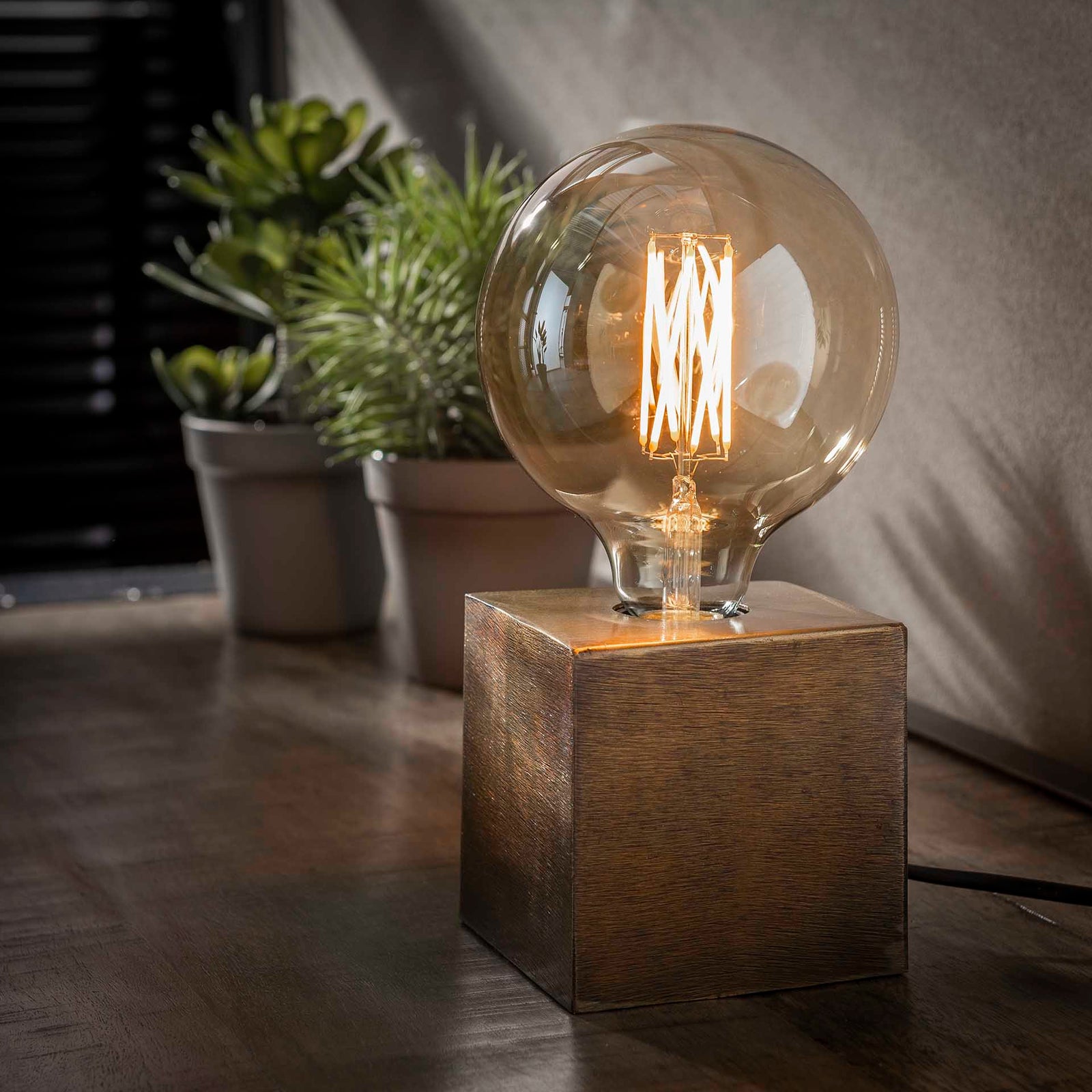 tilbud på Cube bordlampe i antik bronze! Billigt udsalg på 3-nordic. Hurtig levering, 1-2 hverdage. Spar op til 52%.