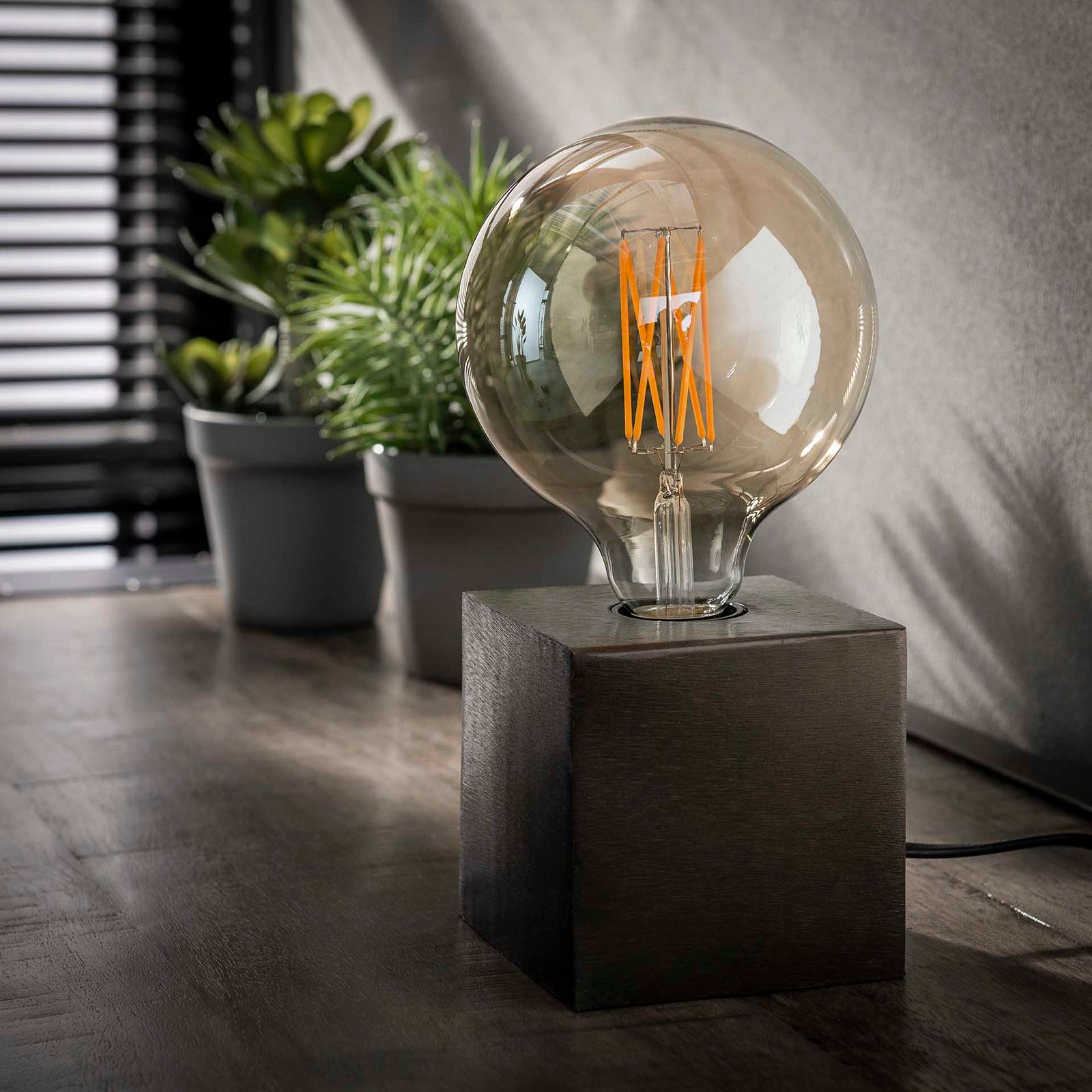 Produktbillede af Cube Bordlampe i metal med finish i sort nikkel Levering uden pære på tilbud i høj kvalitet