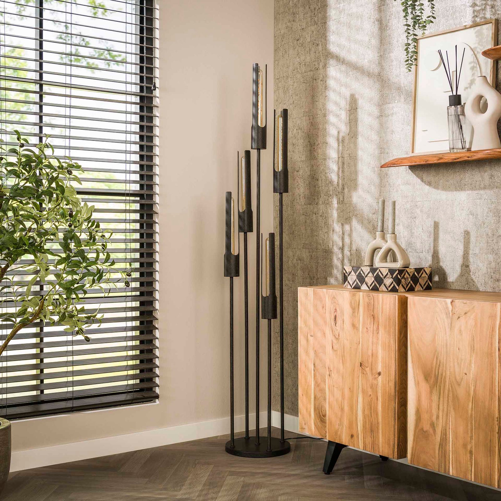 billigt tilbud på Pantalla gulvlampe med 5 skærme i sort metal! Udsalg på 3-nordic. Hurtig levering, billig fragt. Spar op til 59%.