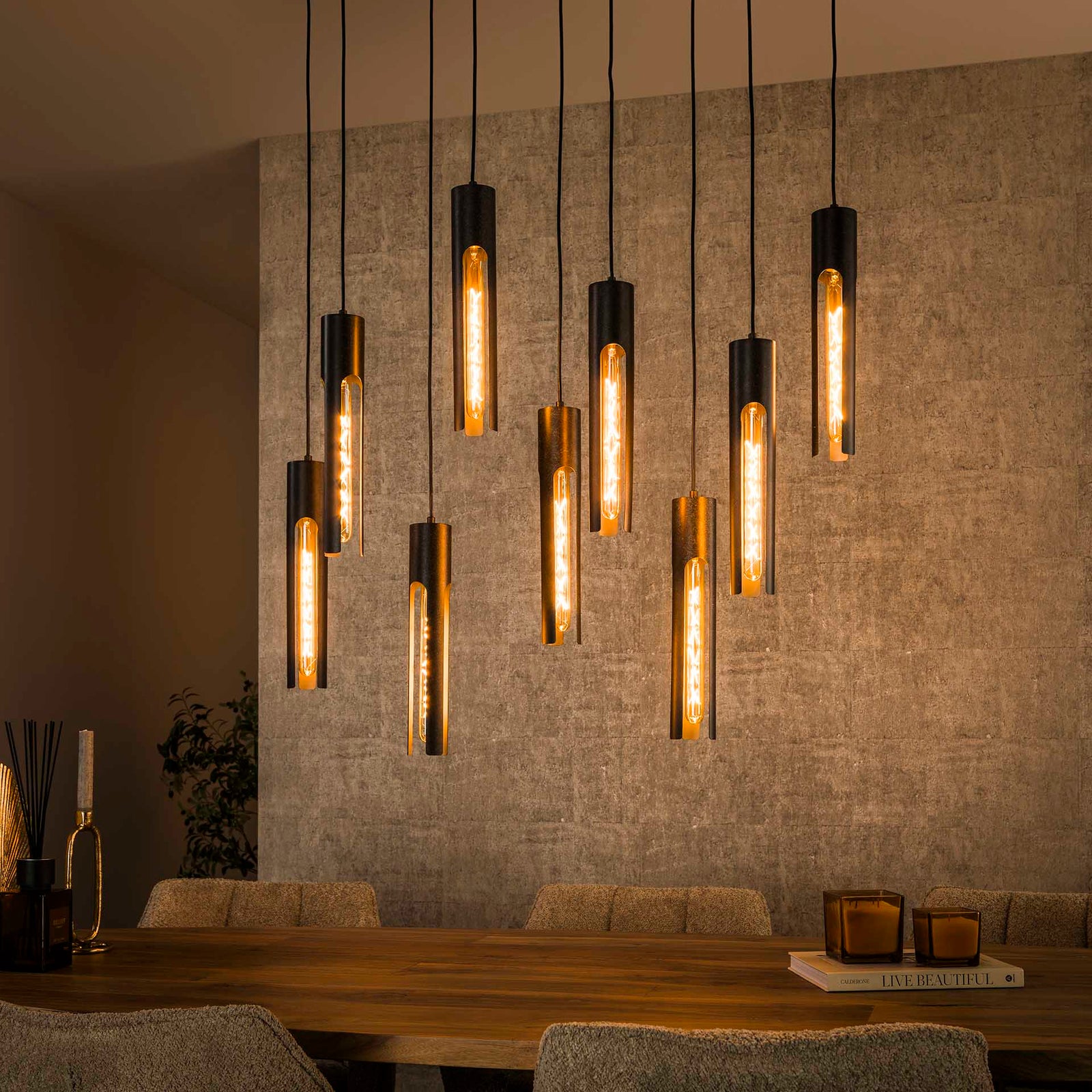 Produktbillede af Pantalla Loftlampe med ni skærme i sort metal Levering uden pære på tilbud i høj kvalitet