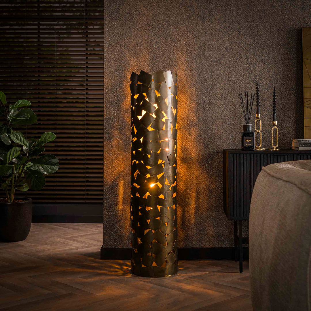 billigt tilbud på Patch gulvlampe i antik bronze! Spar op til 51% på udsalg. Hurtig levering, 1-2 hverdage. Køb online nu!