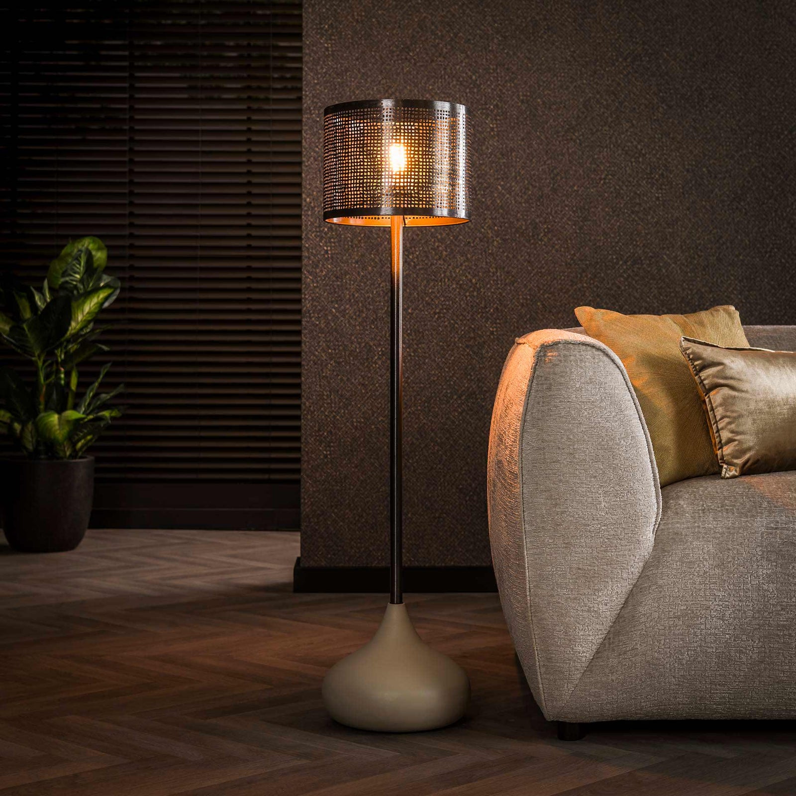Produktbillede af Pelota Gulvlampe i 2 farver metal højde 46 cm. Levering med pære(r) på tilbud i høj kvalitet