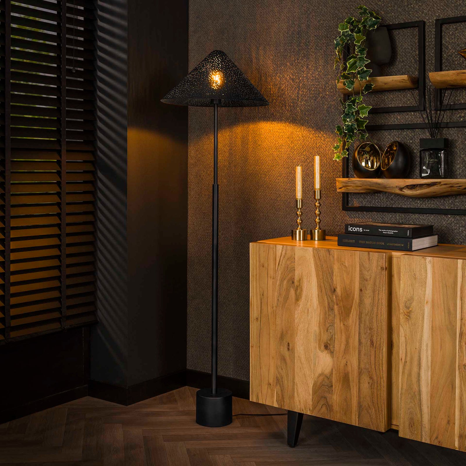billigt tilbud på Punch gulvlampe med perforeret sort skærm! Spar op til 55% på udsalg. Hurtig levering, 1-2 hverdage. Køb online nu!