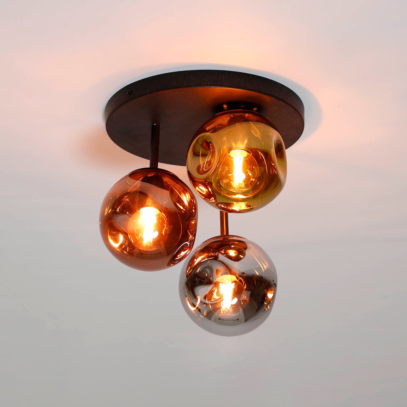 Produktbillede af Triblet Plafond med tre glaskupler Levering med pære(r) på tilbud i høj kvalitet
