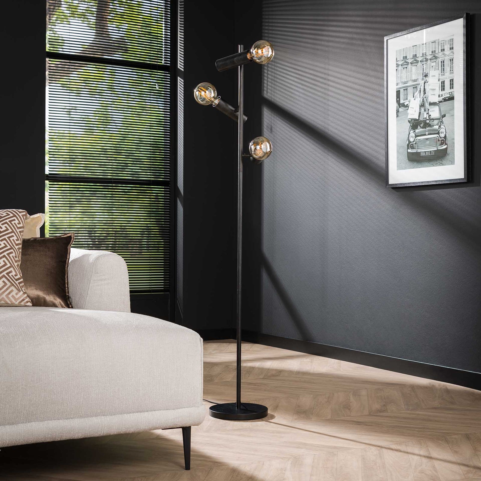 billigt tilbud på gulvlampe med tre skærme i sort metal! Spar op til 52% på udsalg. Hurtig levering, 1-2 hverdage. Køb online nu!