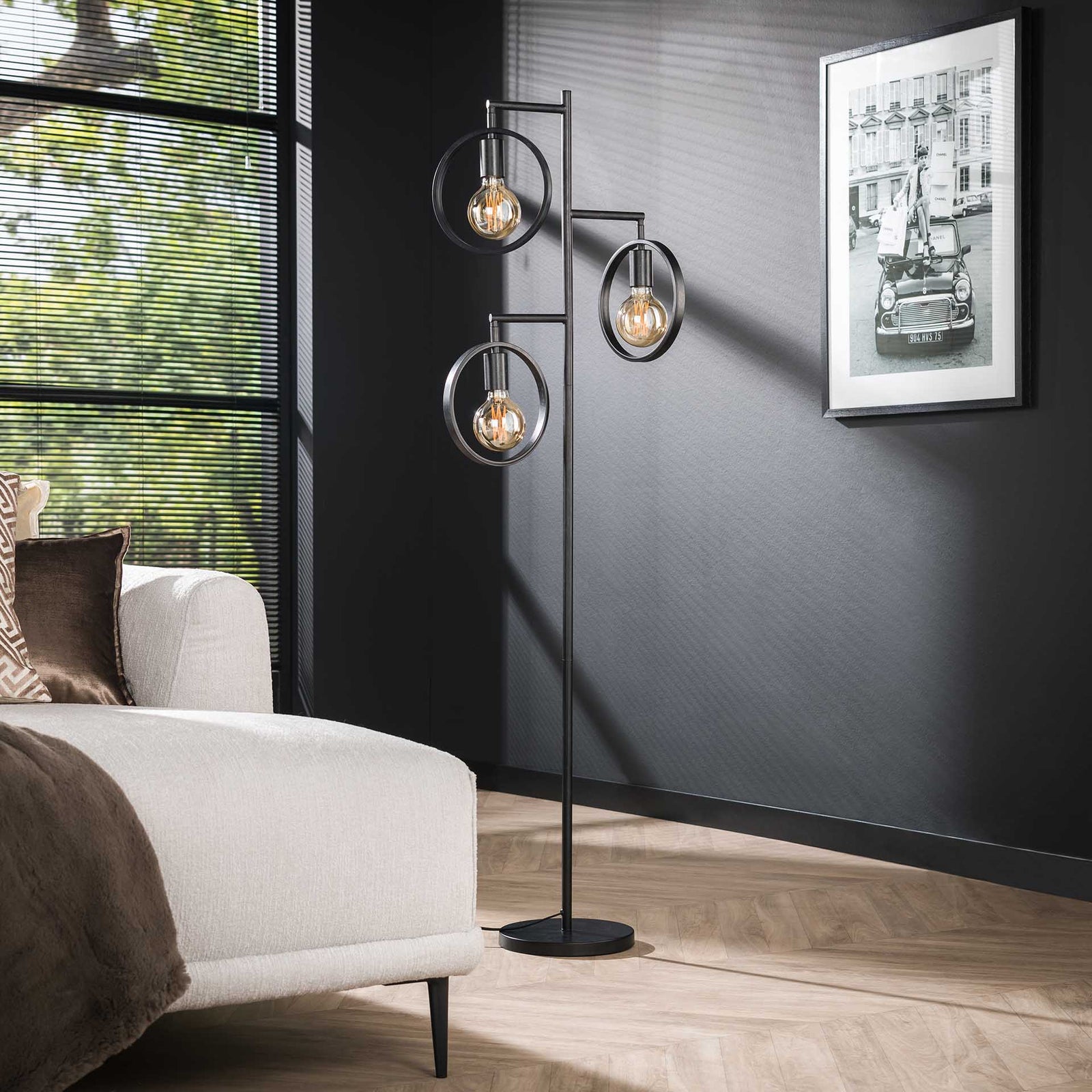 Produktbillede af Wheely Gulvlampe i sort metal med tre ringe Levering med pære(r) på tilbud i høj kvalitet