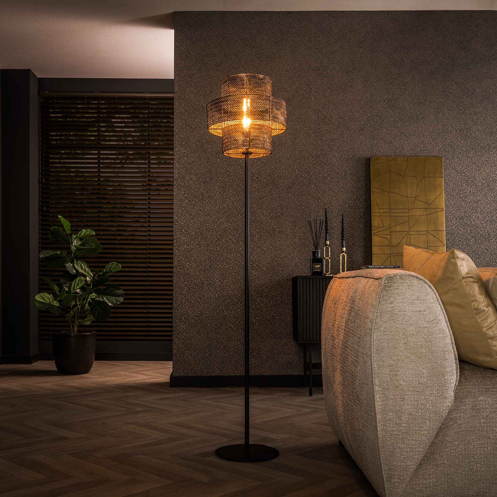 tilbud på Capa gulvlampe, håndlavet i sort/brun metal. Billigt udsalg! Hurtig levering (1-2 hverdage) og billig fragt. Over 1354 designmærker på udsalg. Spar op til 59%.