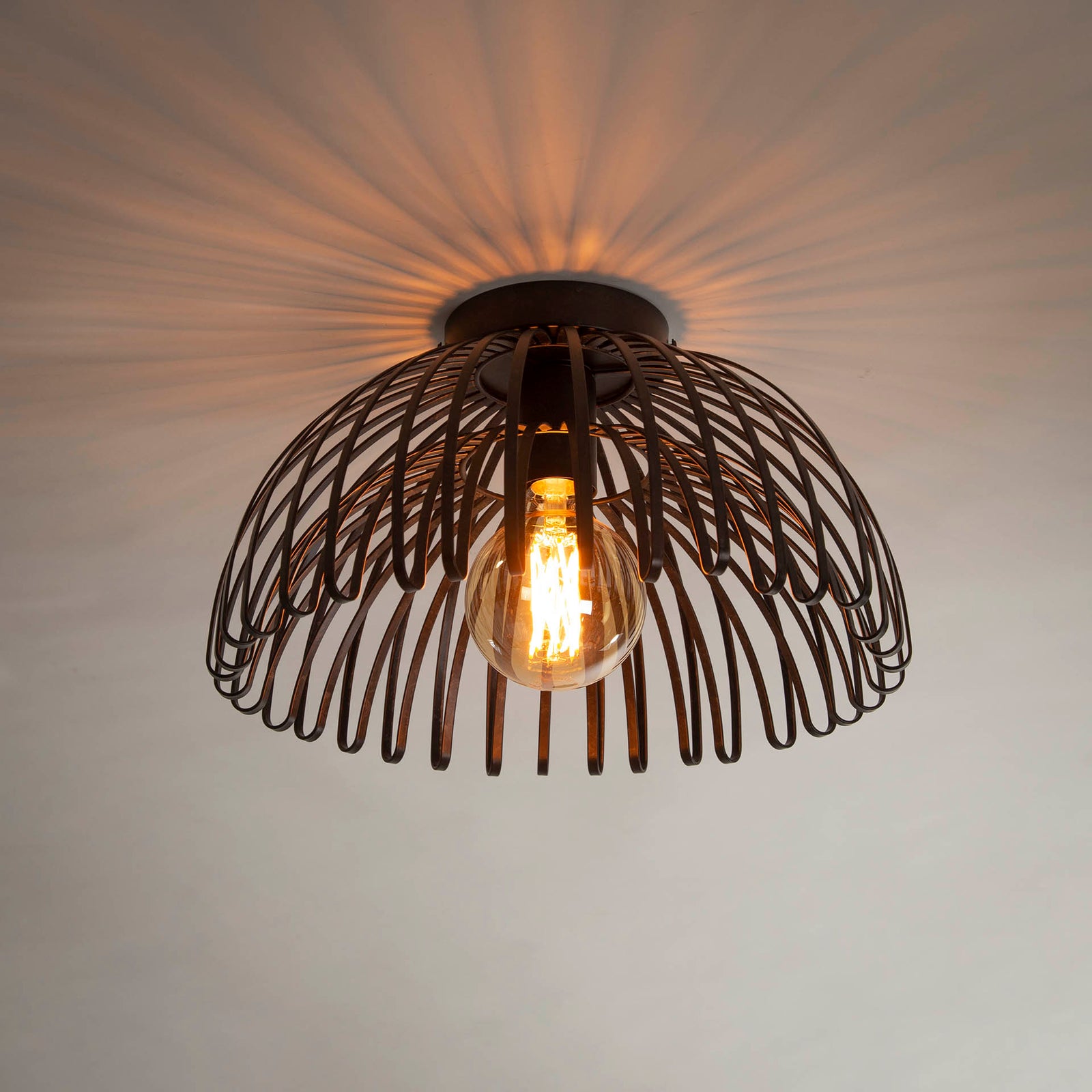 tilbud på Bendy plafondlampe i metal! Billigt udsalg på 3-nordic. Køb online nu! Hurtig levering, 1-2 hverdage. Spar op til 67%.