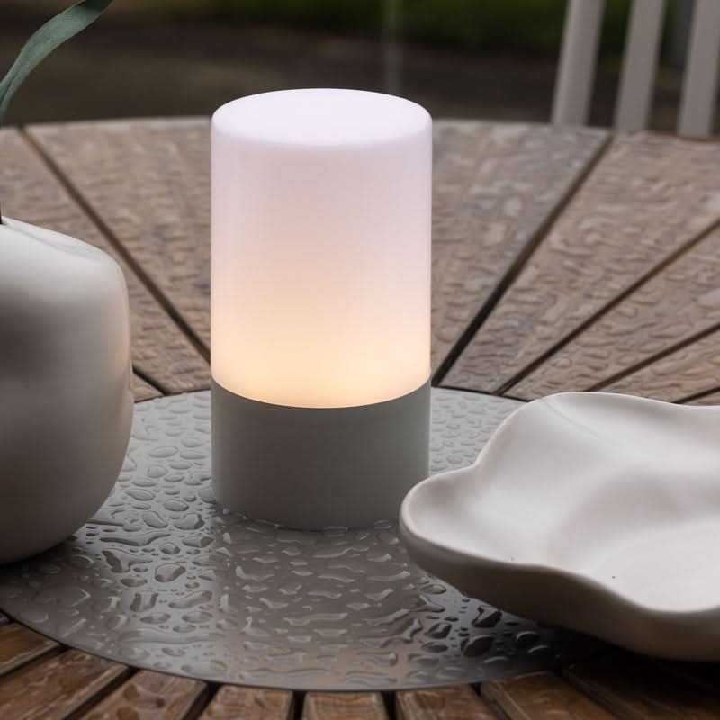 tilbud på Orta - Udendørs cylinderformet bordlampe i grå metal og plast. Billigt udsalg! Hurtig levering: 1-2 hverdage. Varenummer: 3NDC-5828. Spar op til 61%.