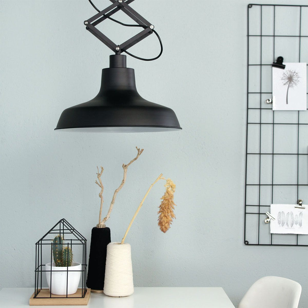 Produktbillede af Moverse Loftlampe i sort metal med flexibelt ophæng på tilbud i høj kvalitet