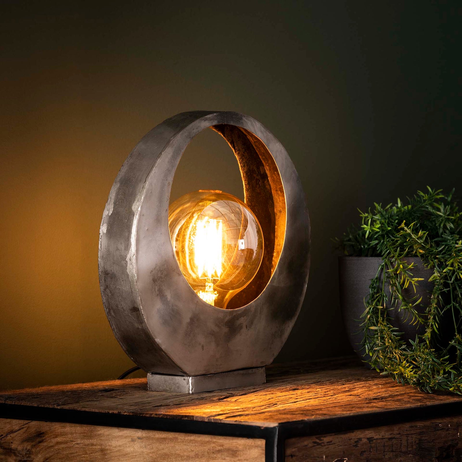 tilbud på HWY 1 bordlampe i patineret metal! Billigt udsalg online. Hurtig levering, 1-2 hverdage. Spar op til 62%.
