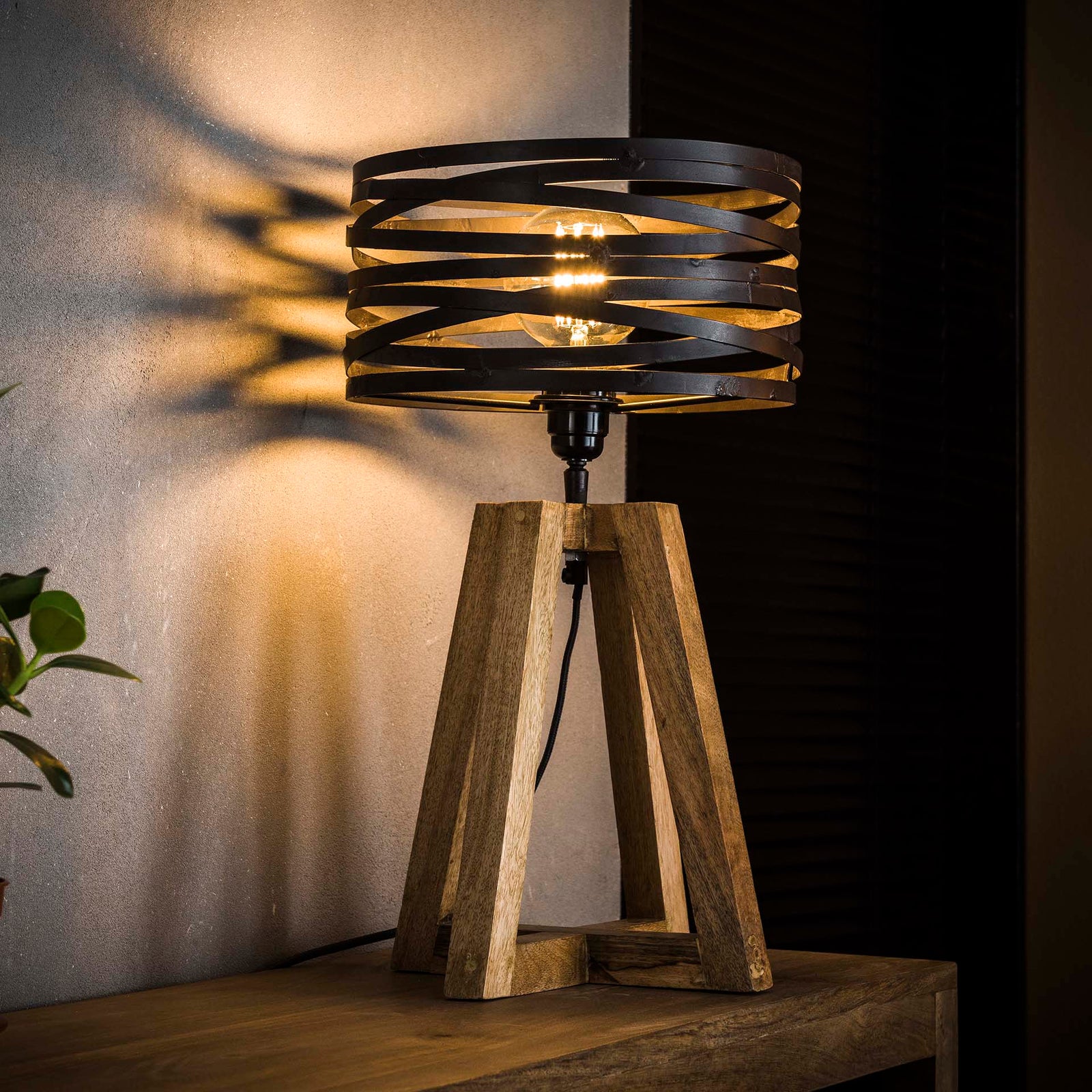 Produktbillede af Tvist Spændende bordlampe i metal og træ Levering med pære(r) på tilbud i høj kvalitet
