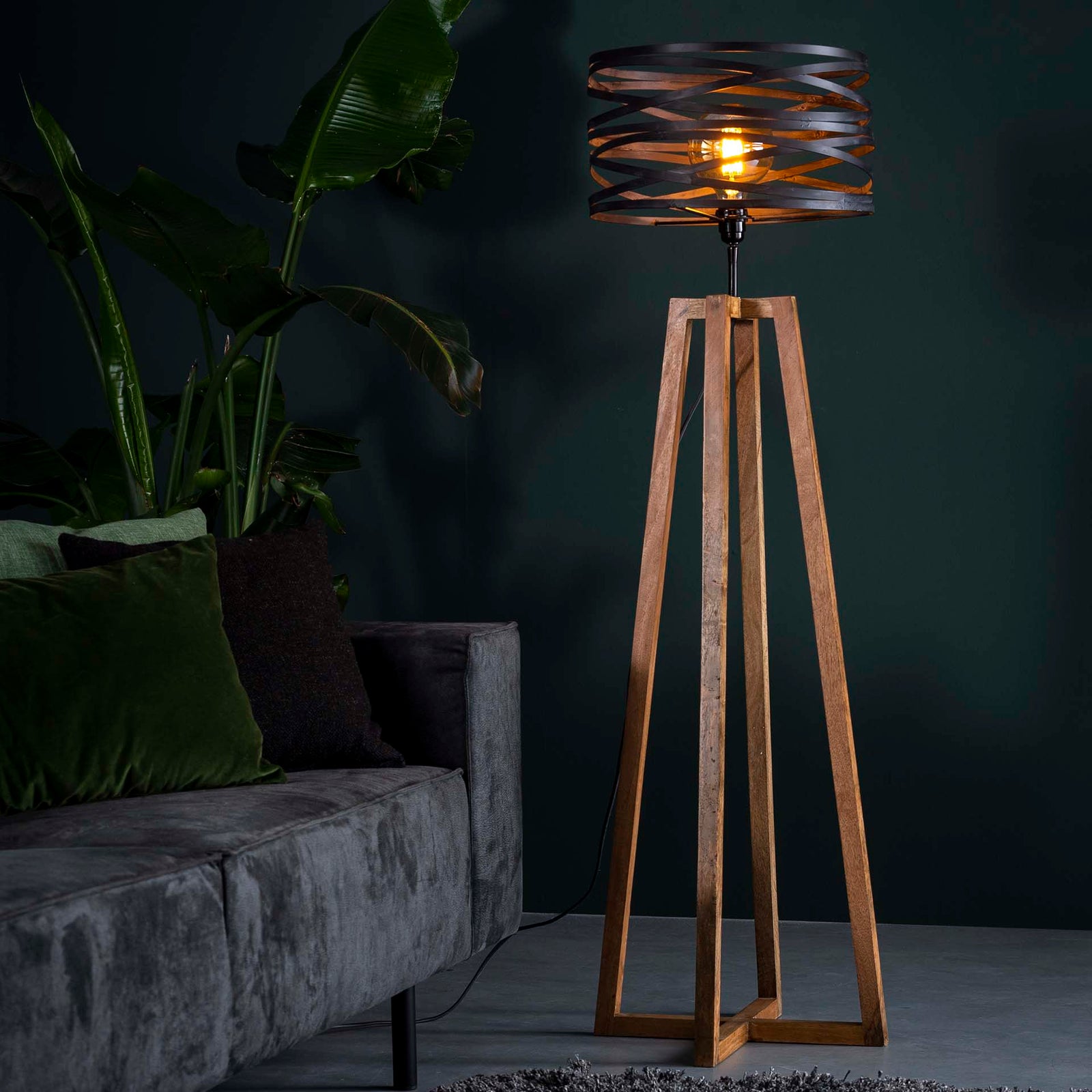 Produktbillede af Tvist Spændende gulvlampe i metal og træ Levering med pære(r) på tilbud i høj kvalitet