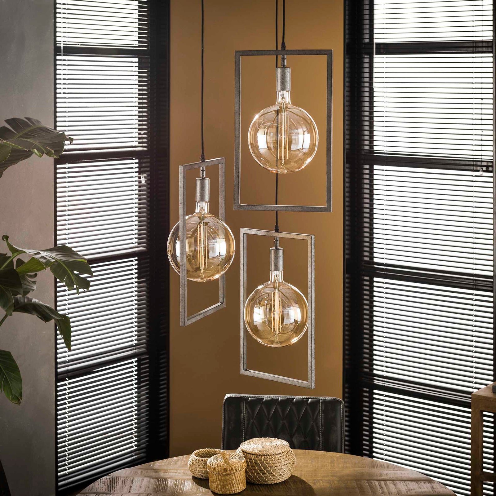 tilbud på Sky - Loftlampe med tre åbne lampeskærme. Billigt udsalg! Køb online nu. Hurtig levering: 1-2 hverdage. Varenummer: 3NDC-1580-3283. Spar op til 54%.