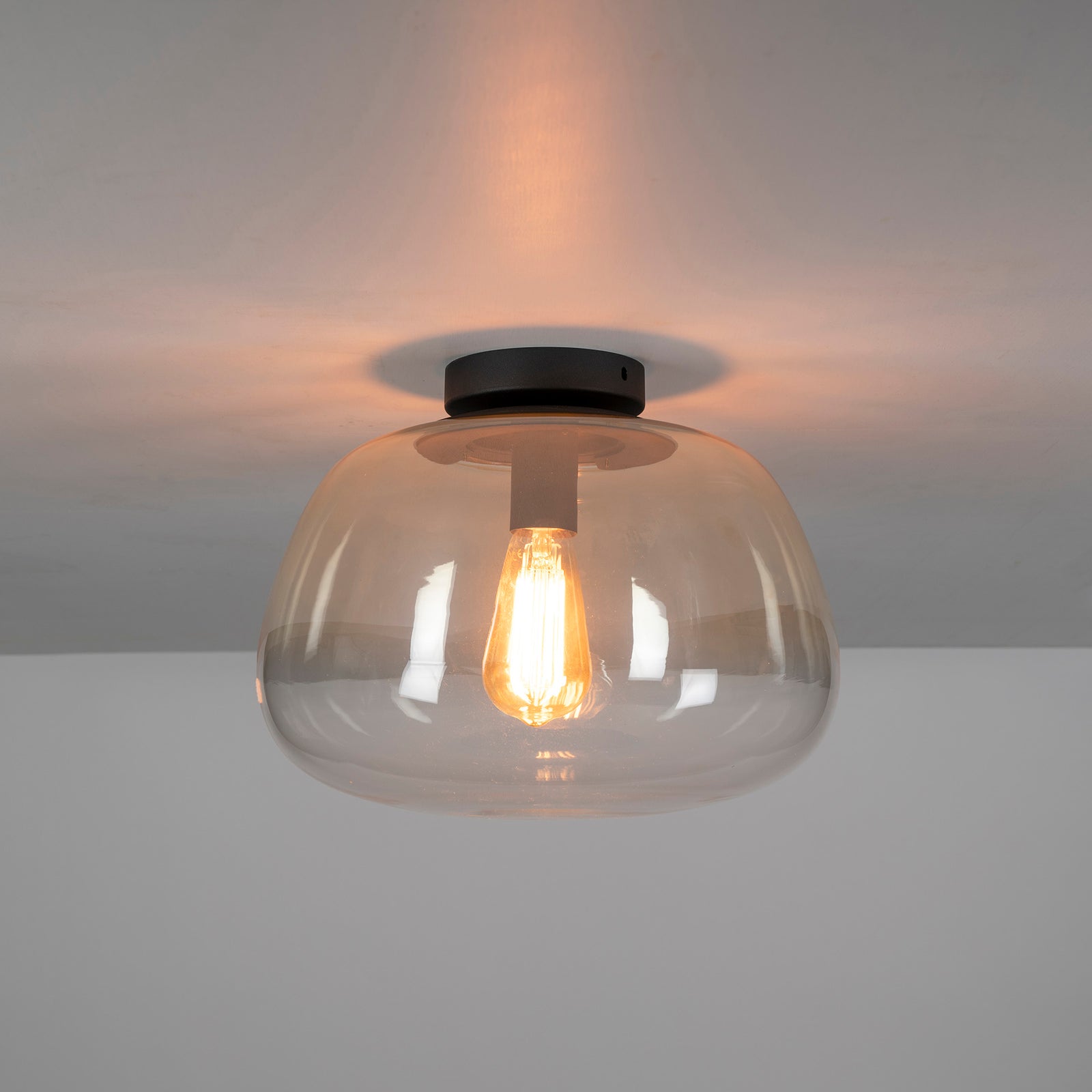 Produktbillede af Regor Plafond i ravfarvet glas Levering med pære(r) på tilbud i høj kvalitet