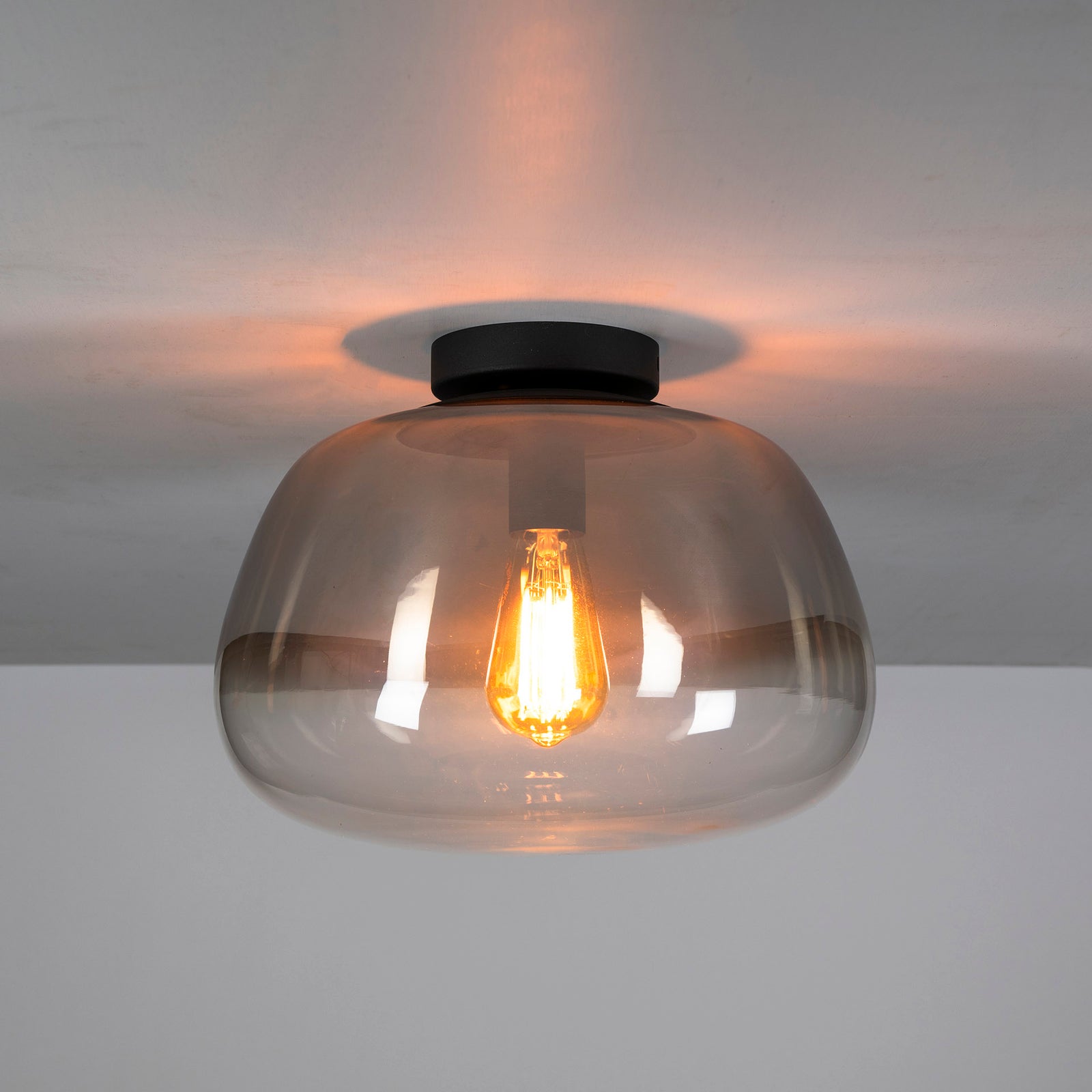 Produktbillede af Regor Plafond i røgfarvet glas Levering med pære(r) på tilbud i høj kvalitet