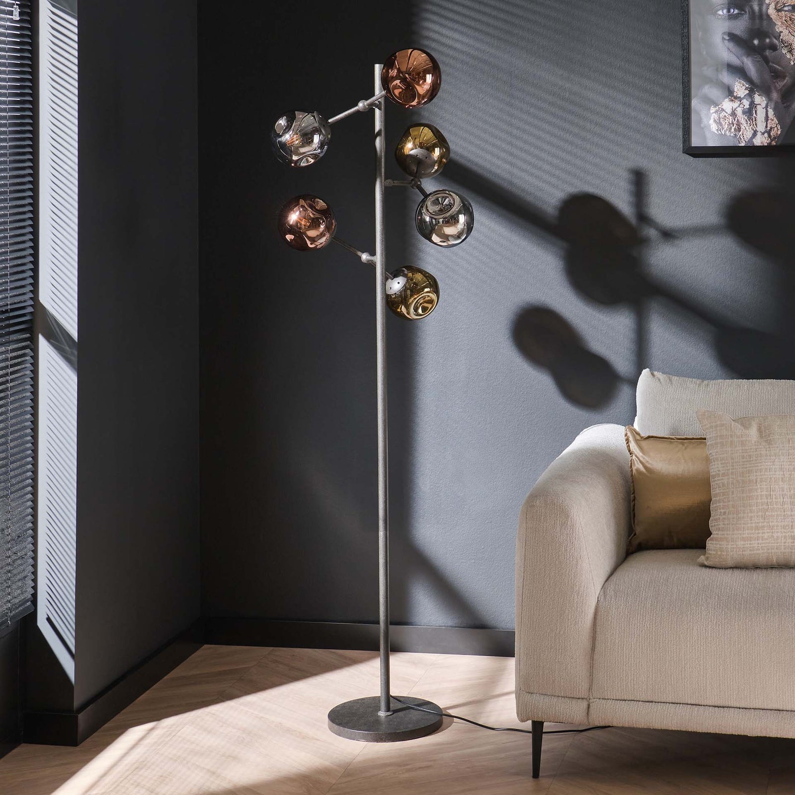 tilbud på Molecule gulvlampe med 3 mixede glasfarver! Billigt udsalg på 3-nordic. Køb online nu! Hurtig levering (1-2 hverdage) & billig fragt. Varenummer: 3NDC-4843-6380. Spar op til 56%.