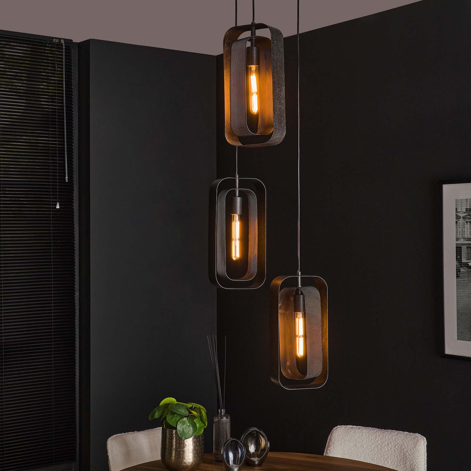 Produktbillede af Doblas Loftlampe i sort metal med tre skærme Levering med pære(r) på tilbud i høj kvalitet