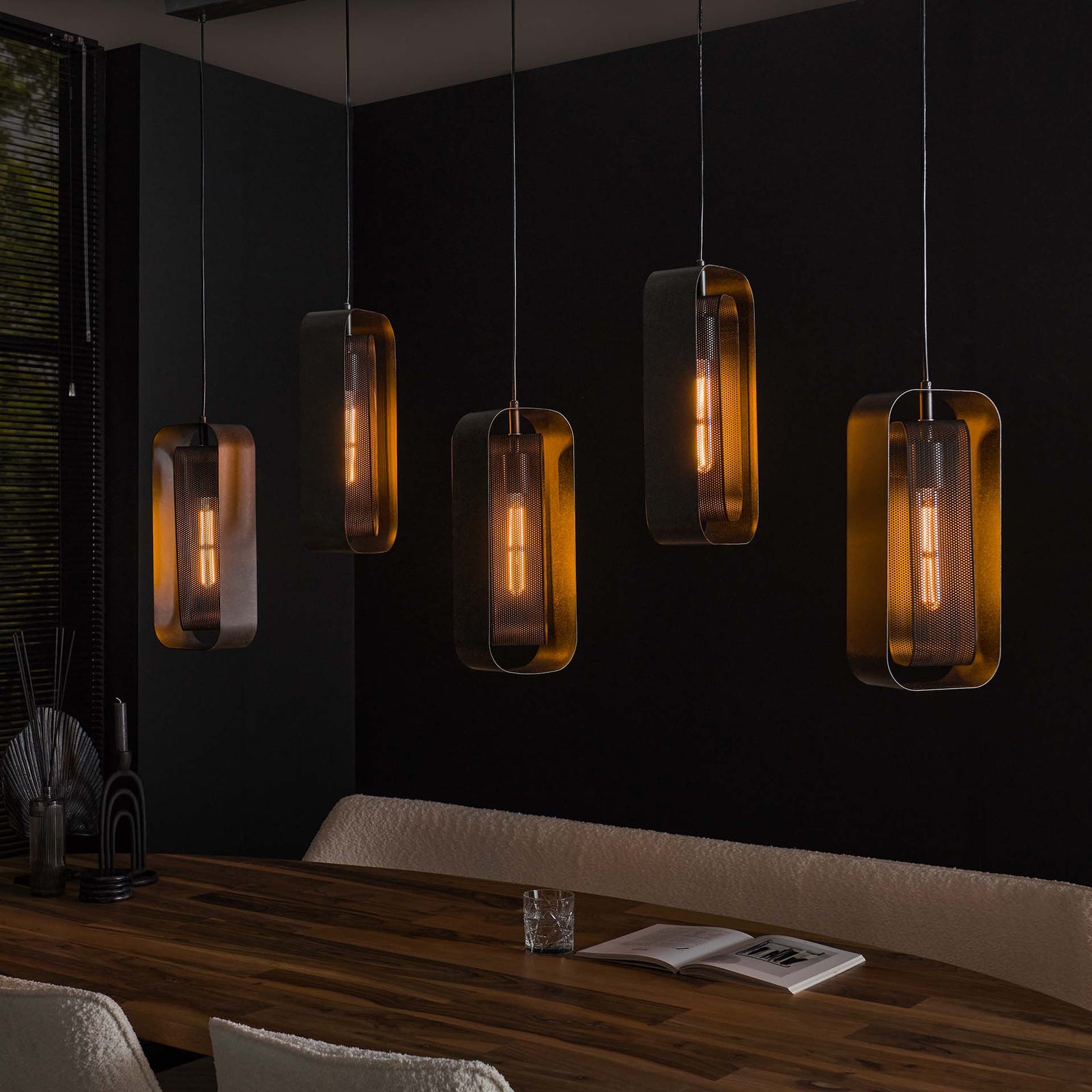 Produktbillede af Doblas Loftlampe i sort metal med fem skærme Levering uden pære på tilbud i høj kvalitet