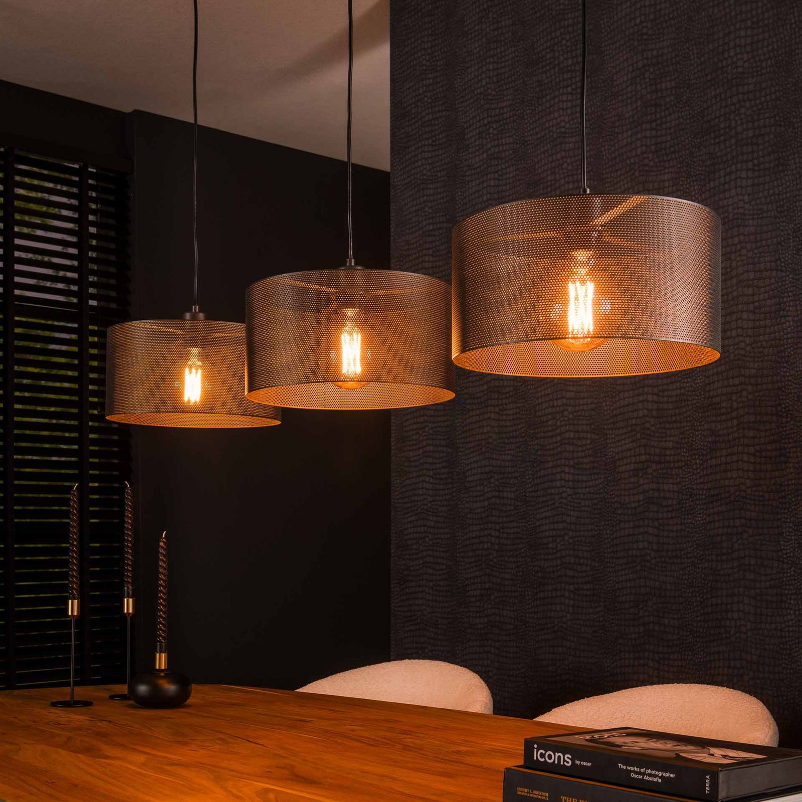 Produktbillede af Drum Loftlampe med tre runde skærme i artic sort metal Levering uden pære på tilbud i høj kvalitet