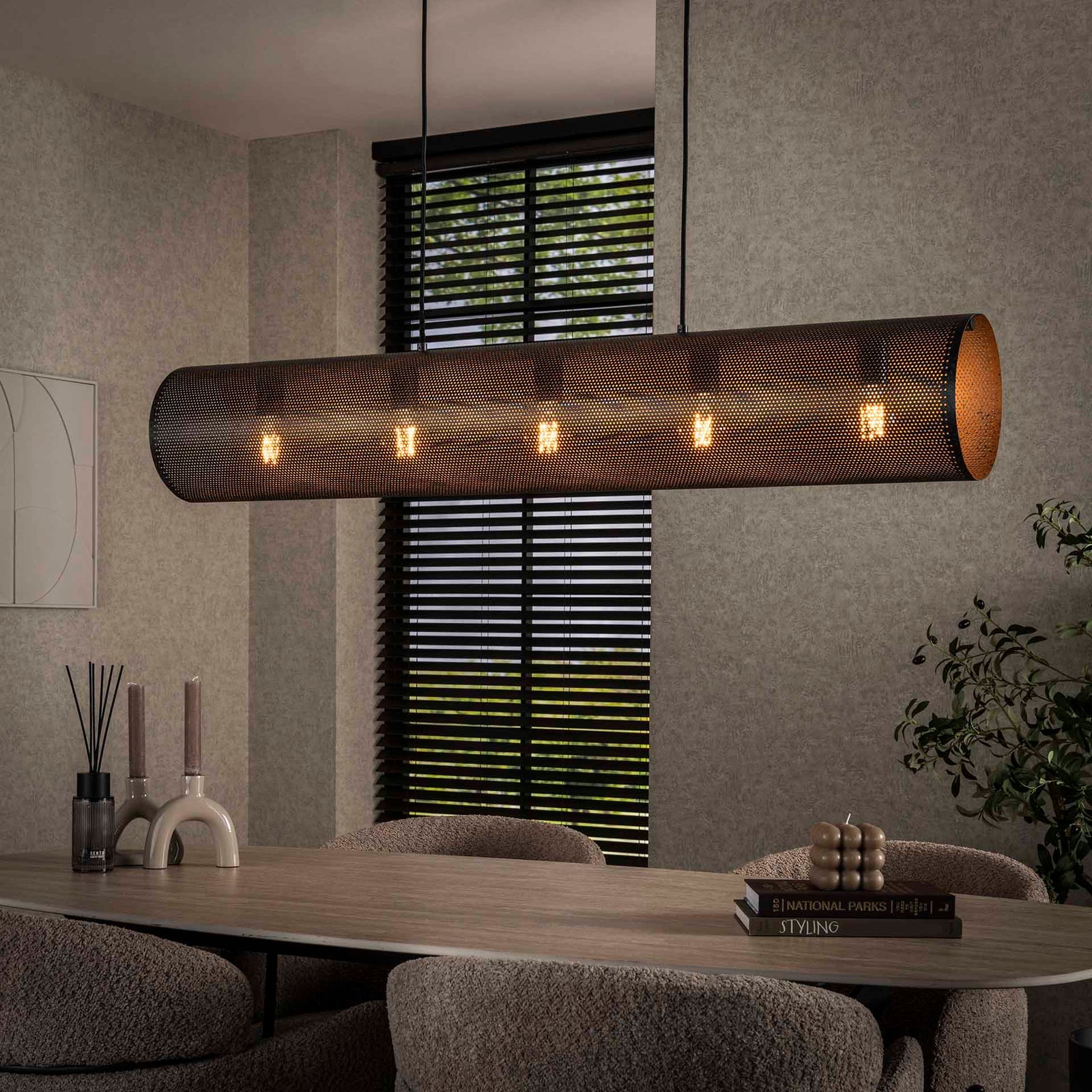 tilbud på Rollo loftlampe! Billigt udsalg på cylinderformet sort metallampe (120 cm). Hurtig levering (1-2 dage) og billig fragt. Spar op til 54%!