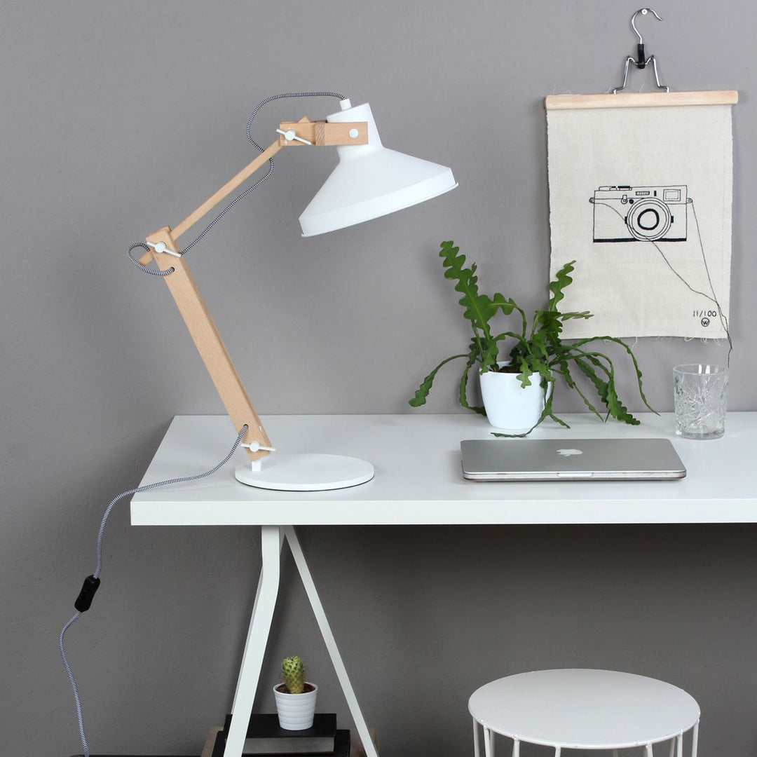 Produktbillede af Edward bordlampe i træ og hvidt metal på tilbud i høj kvalitet