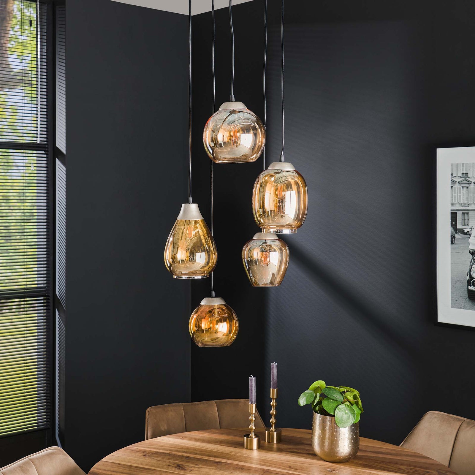 Produktbillede af Player Loftlampe med fem forskellige ravfarvede glaskupler Levering uden pære på tilbud i høj kvalitet