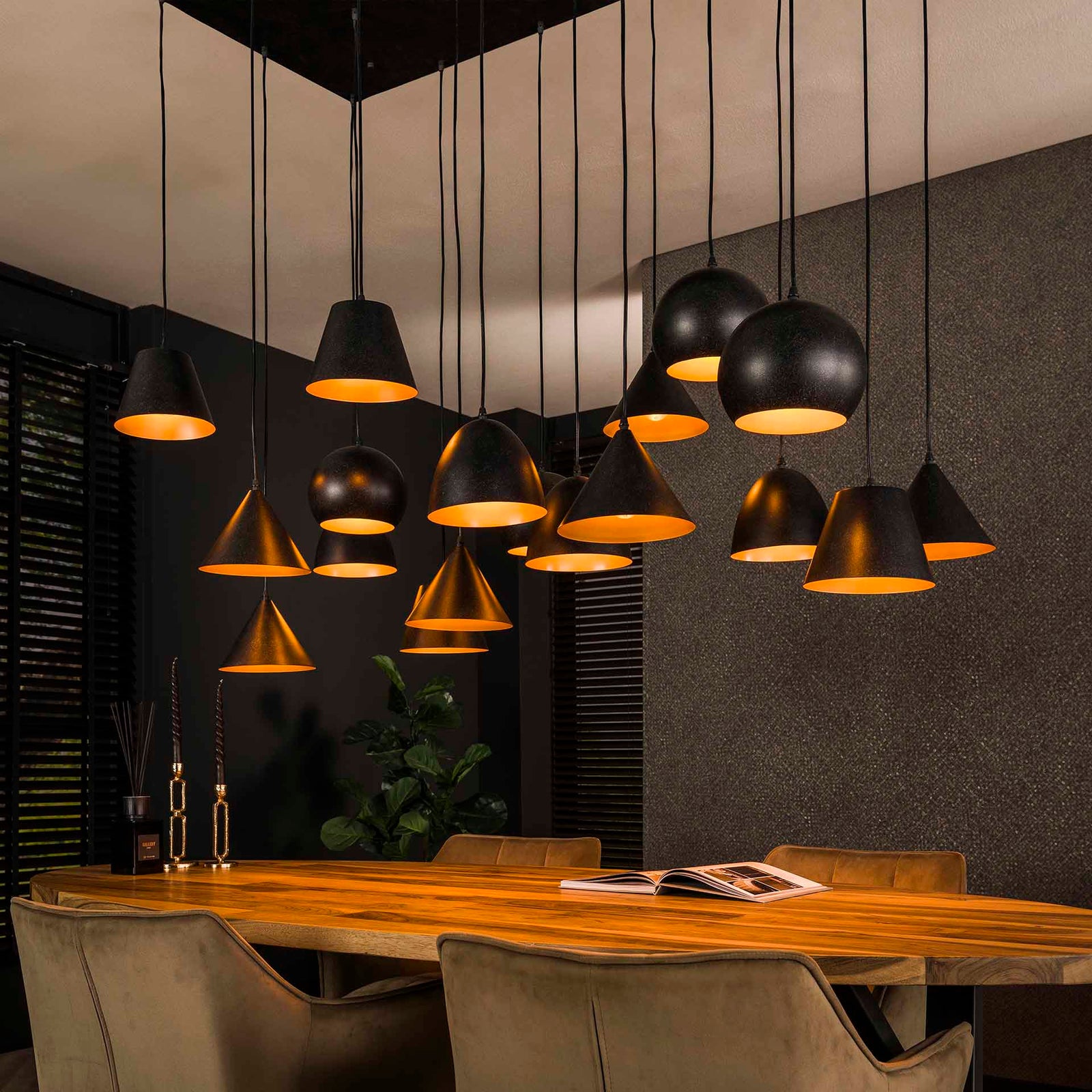 Produktbillede af Many Loftlampe med 18 skærme i sort metal Levering uden pære på tilbud i høj kvalitet