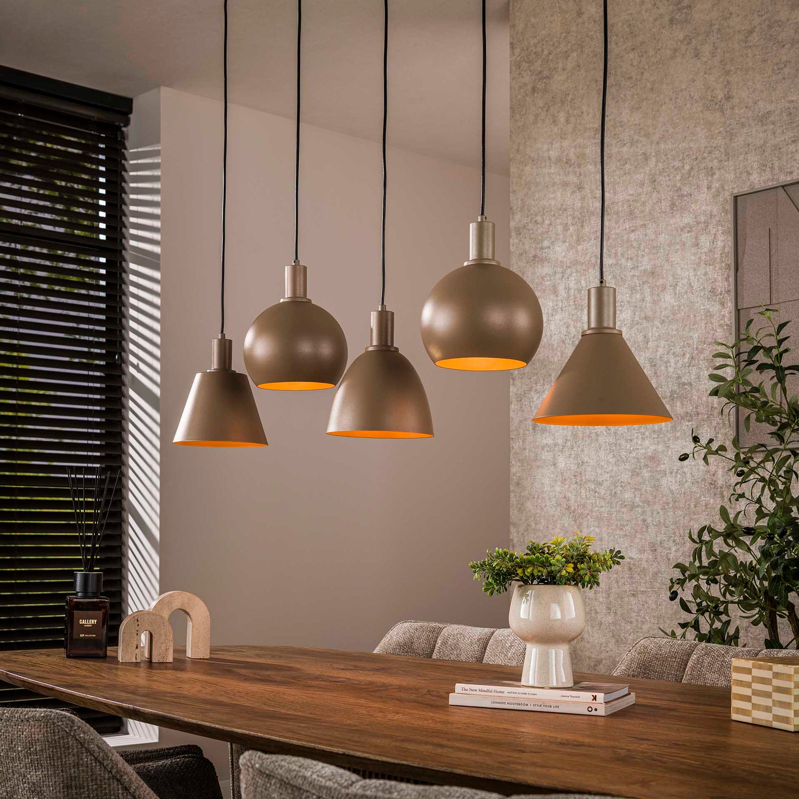 Produktbillede af Itica Loftlampe med fem forskellig formede lampeskærme i beige metal Levering uden pære på tilbud i høj kvalitet