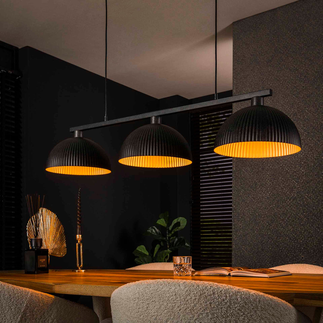 Produktbillede af Ranua- Loftlampe med tre skærme i rillet sort metal Levering uden pære på tilbud i høj kvalitet