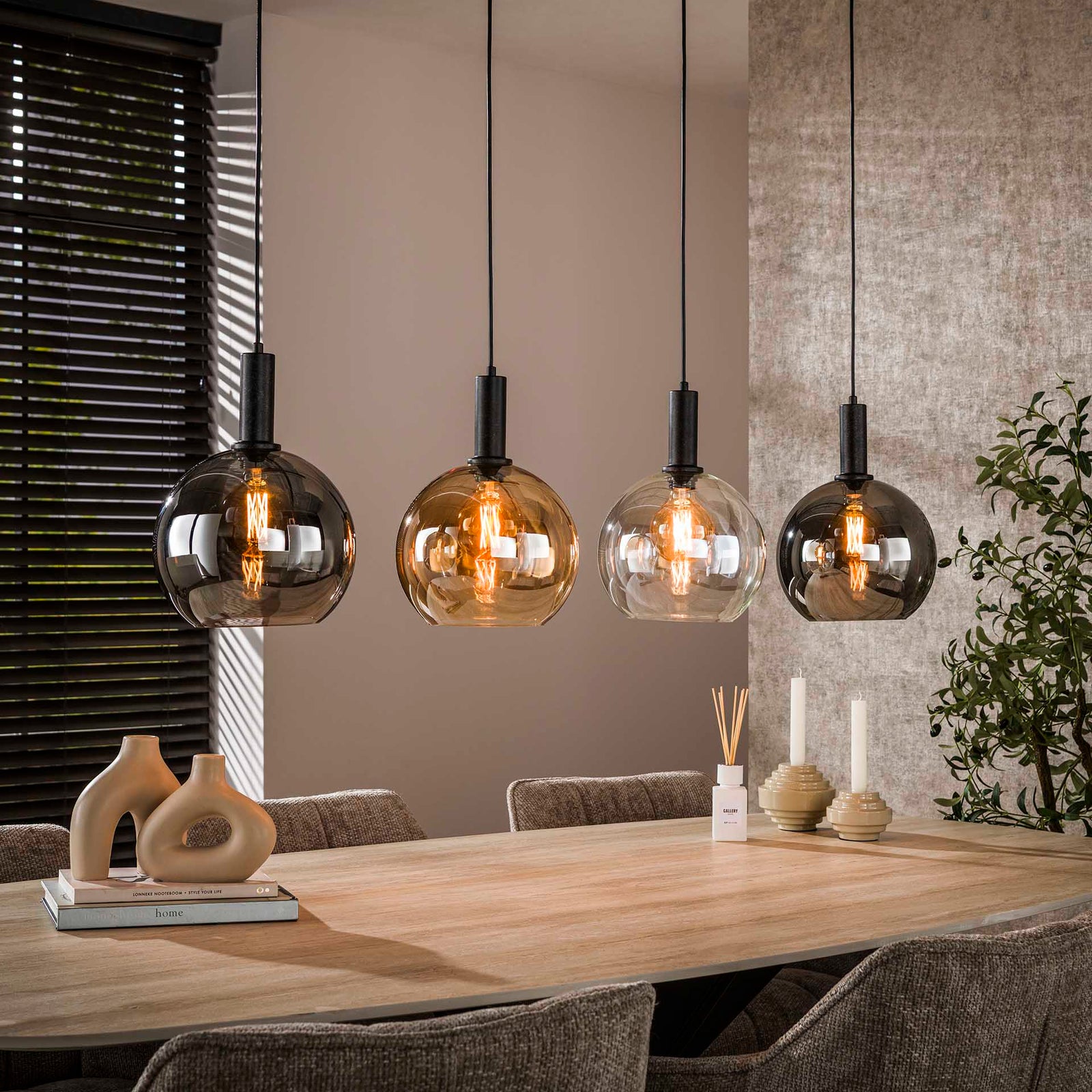Produktbillede af Maxus Loftlampe med fire glaskupler Levering uden pære på tilbud i høj kvalitet