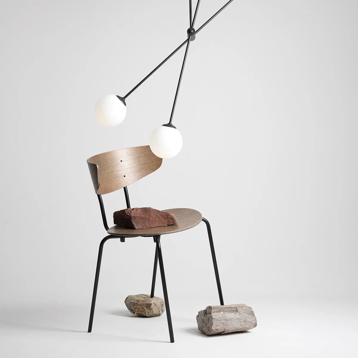 Produktbillede af Point Loftlampe i sort metal og fire hvide skærme på tilbud i høj kvalitet